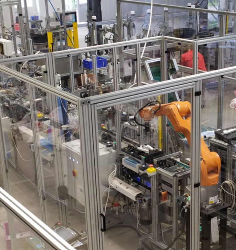 Industrial robot cell for automated assembly